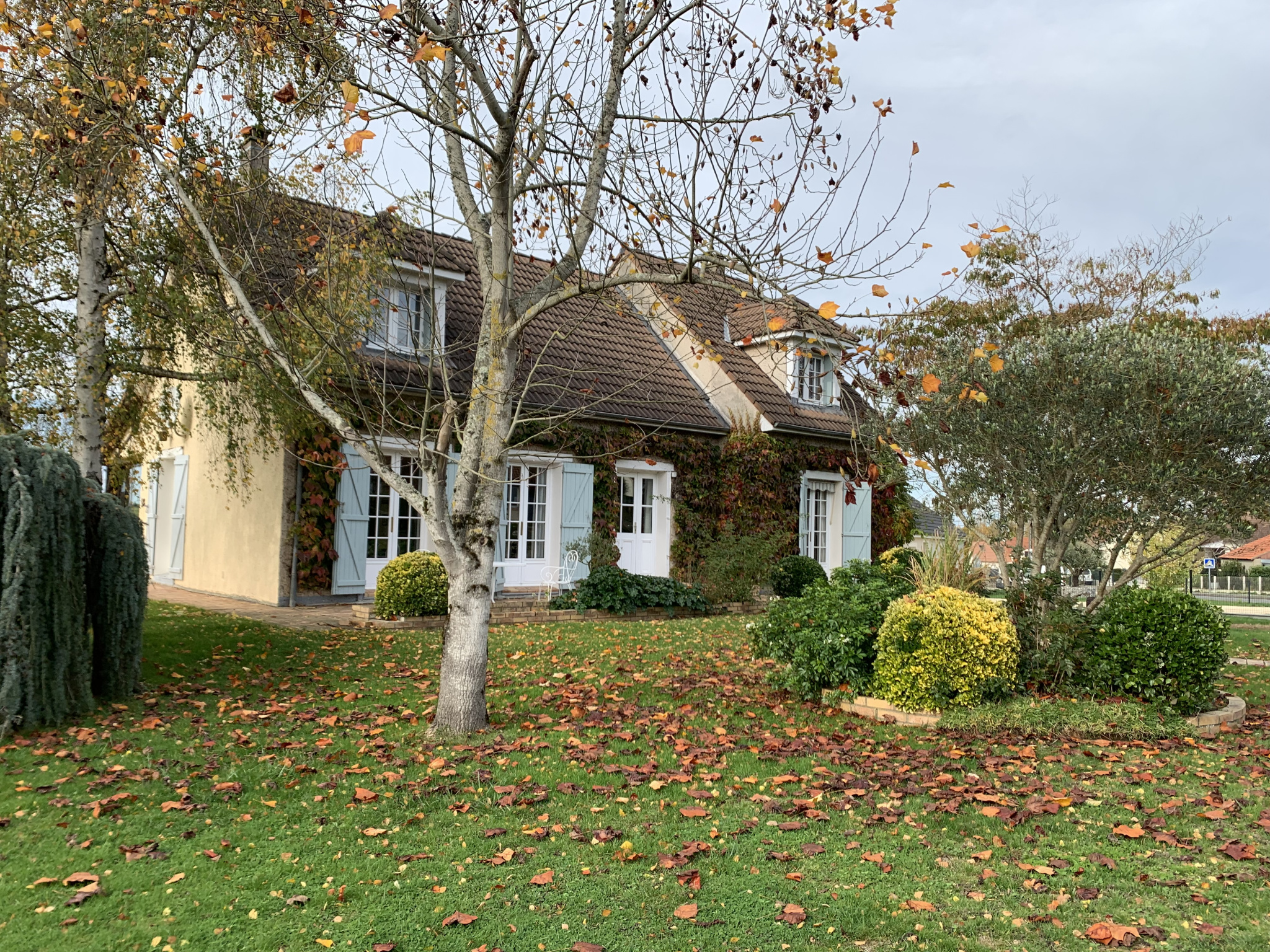 Maison familiale de 167 m2 avec piscine sur terrain arboré d